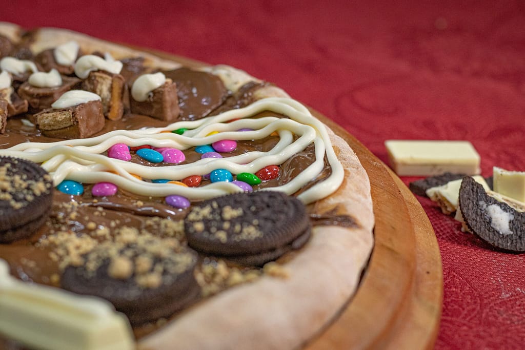 Pizzas sucrées dessert gourmandes avec chocolat, fruits et pâte croustillante
