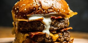 Burger maison original avec pain moelleux, steak juteux, fromage fondant et garnitures fraîches