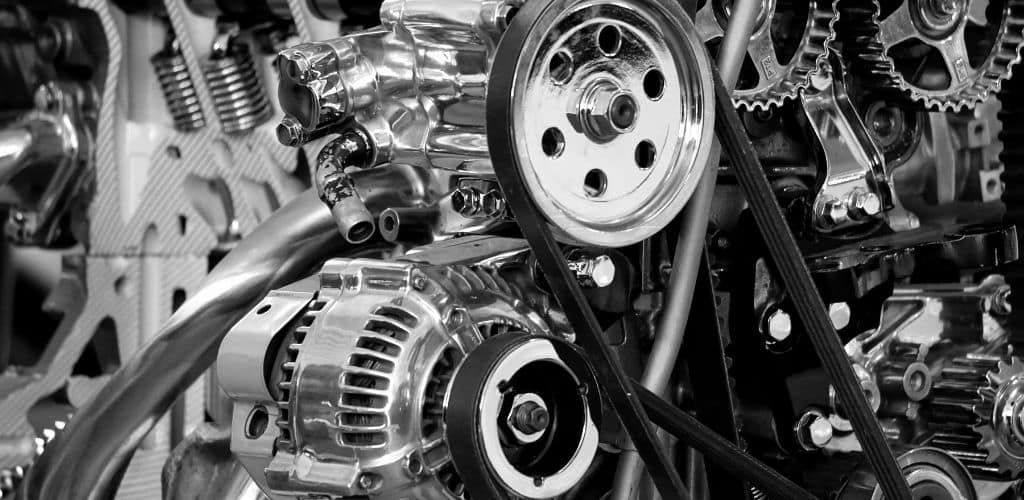 Tutoriel de remplacement d’alternateur sur une Ford Focus 2006 : dépose de l’alternateur défectueux et installation d’un modèle neuf pour restaurer la charge de la batterie