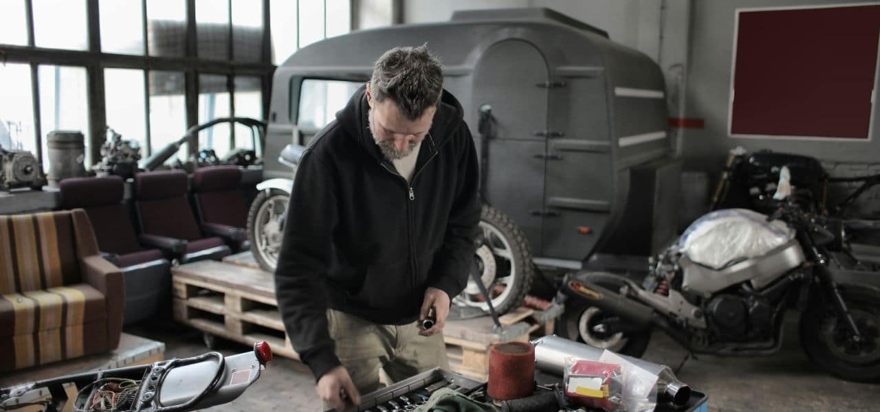 Checklist des 10 vérifications essentielles à effectuer lors de la révision d’une voiture : niveaux de liquides, freins, pneus, éclairage et filtres