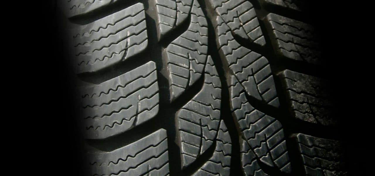 Tutoriel pratique pour changer un pneu crevé sur une voiture : démonter la roue, installer la roue de secours et sécuriser le véhicule