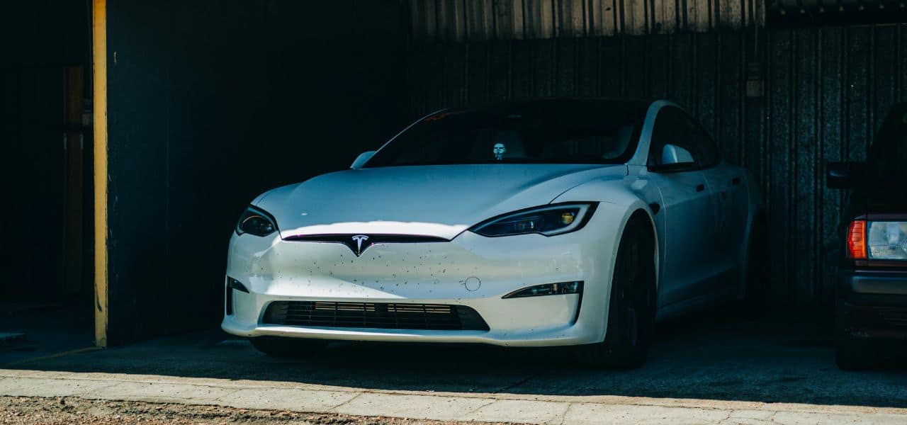 Voiture autonome en circulation montrant les technologies de conduite autonome qui transforment l’industrie automobile et la mobilité de demain