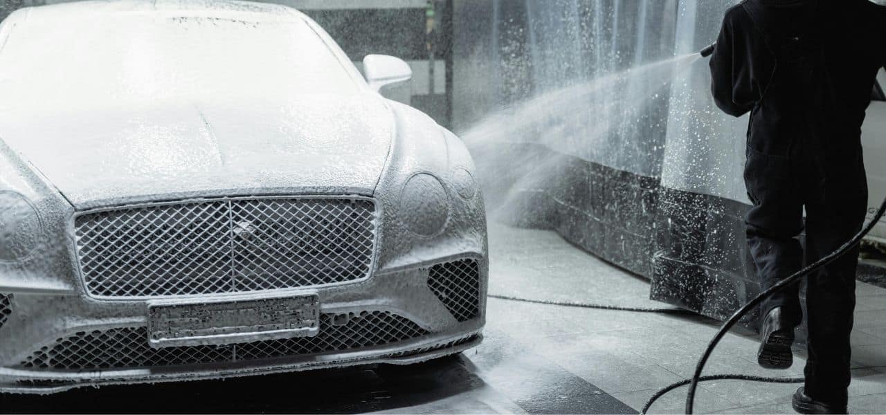 Comparaison entre pièces de rechange OEM et pièces aftermarket pour voitures, montrant les avantages et inconvénients de chaque solution