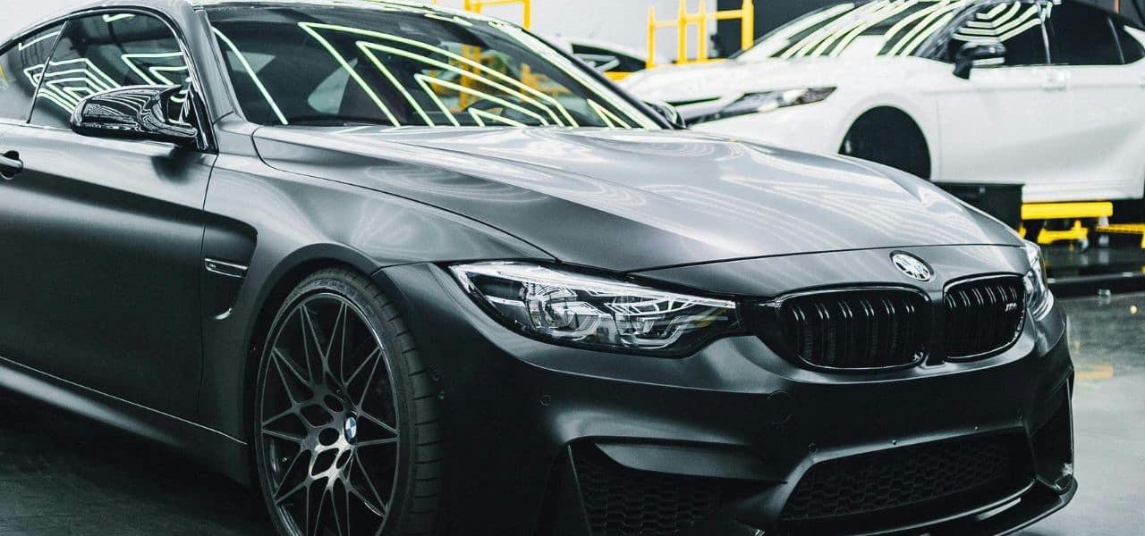 Voitures électriques modernes avec innovations technologiques montrant les tendances émergentes de l’électrification automobile et les nouveaux modèles en développement