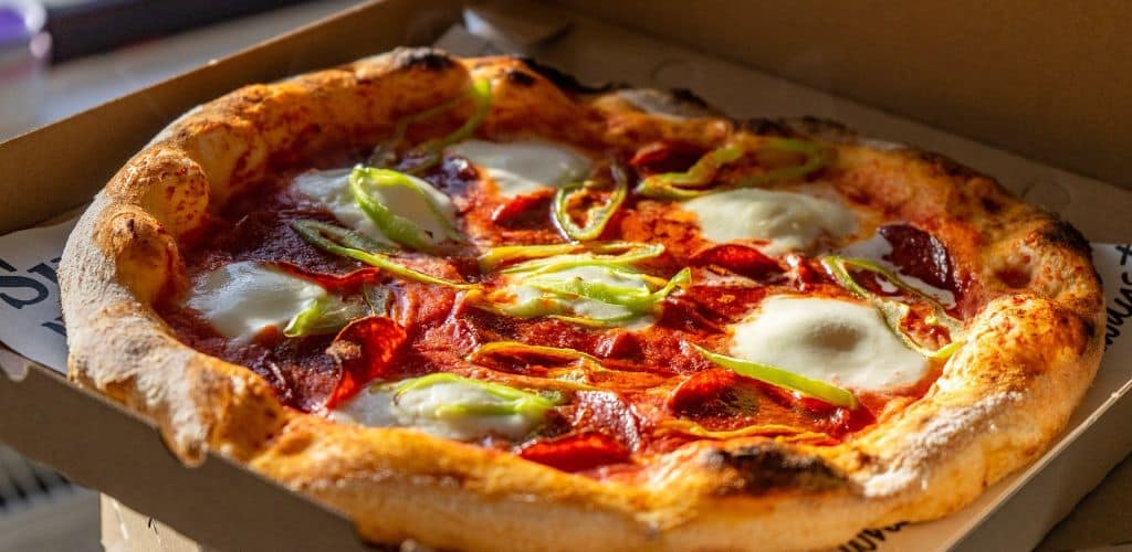 Origine et histoire de la pizza napolitaine à Naples, des premières galettes italiennes au développement de la Margherita et à son rayonnement mondial