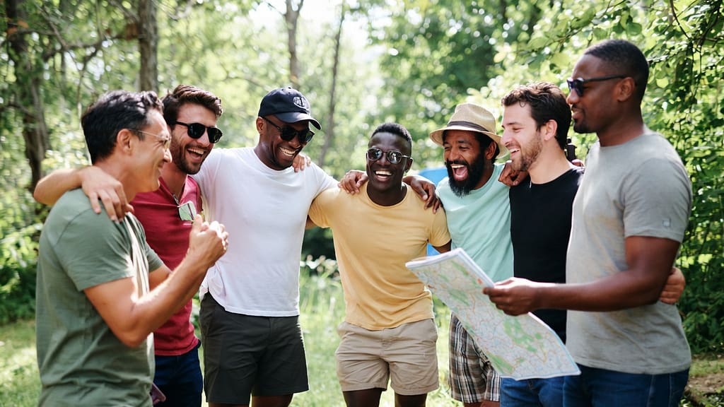 7 idées de team building efficaces (et vraiment fun) Équipe participant à un team building original et ludique