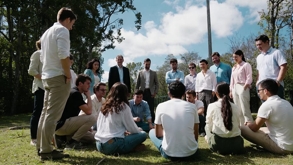 Les erreurs à éviter lors d’un team building Collaborateurs participant à un team building mal organisé