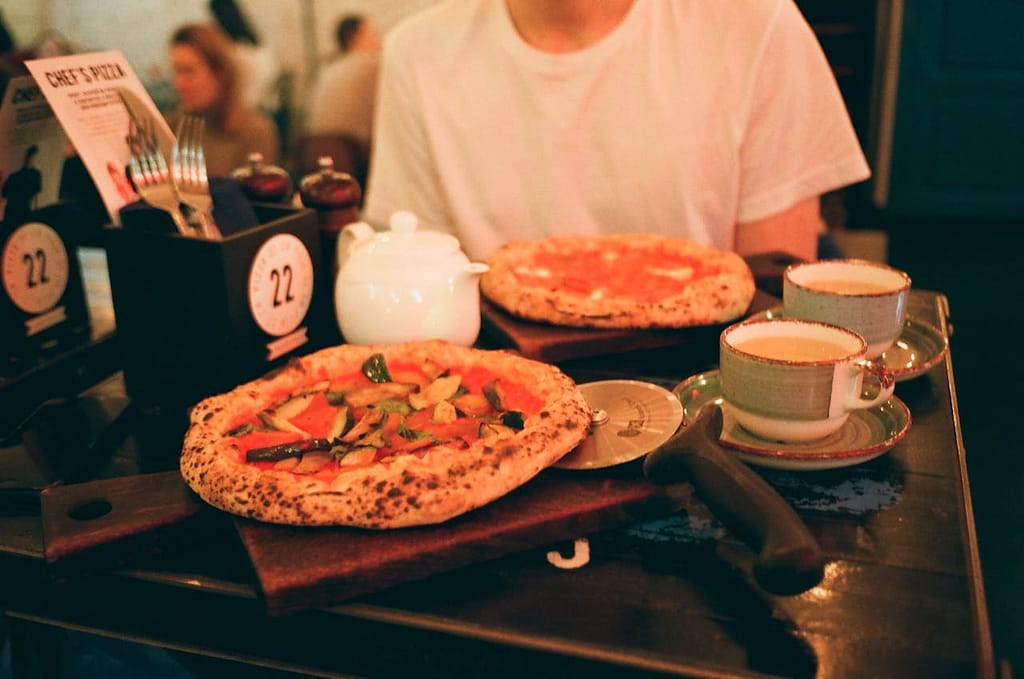 Évitez les erreurs courantes en cuisinant des pizzas maison : pâte, garniture, cuisson et conseils pour une pizza réussie