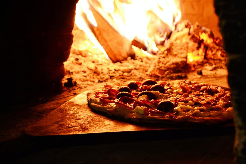 Célébrations et traditions du monde autour de la pizza : Journée mondiale de la pizza, fêtes culturelles et rituels culinaires traditionnels associés au plat universel