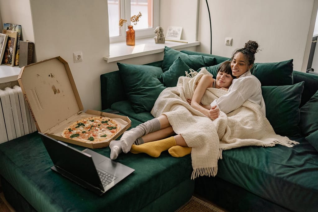 Soirée pizza et film cosy : idées de combinaisons parfaites entre genres cinématographiques et types de pizzas pour une soirée détente