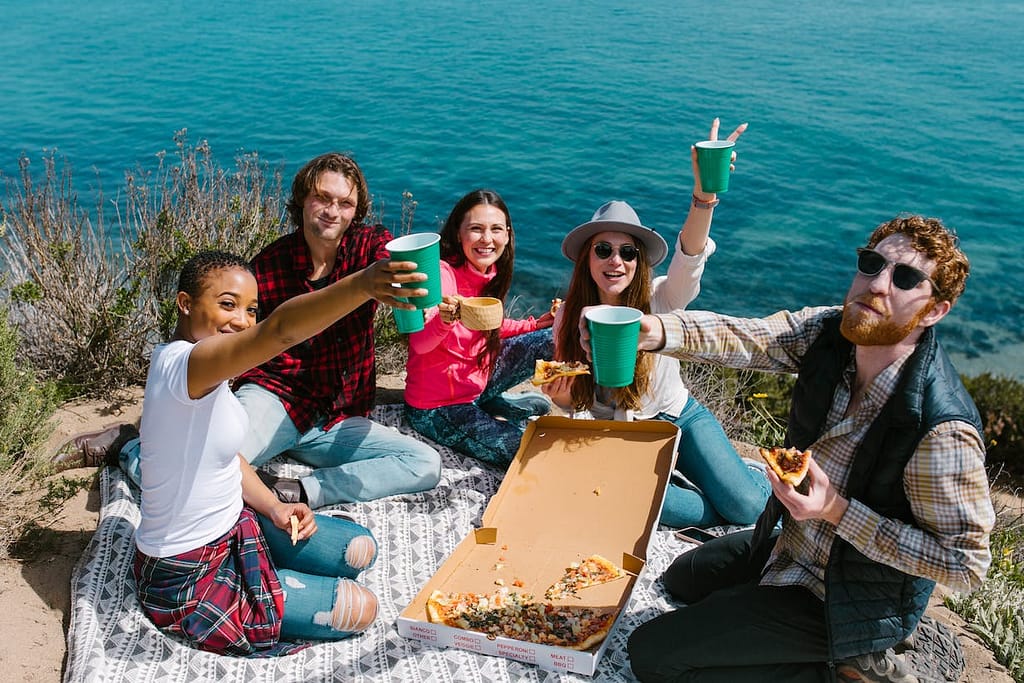 Organisation d’une pizza party en plein air : conseils pour préparation, four extérieur, stations de garniture, ambiance conviviale et idées pour réussir votre fête pizza