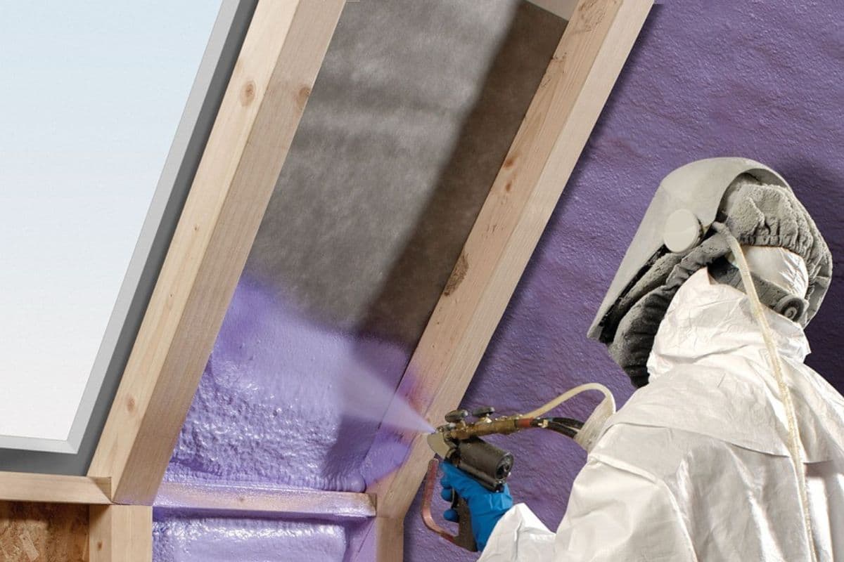 Isolation de toiture efficace pour réduire les pertes de chaleur en hiver, limiter les gains de chaleur en été et améliorer l’efficacité énergétique ainsi que le confort intérieur.