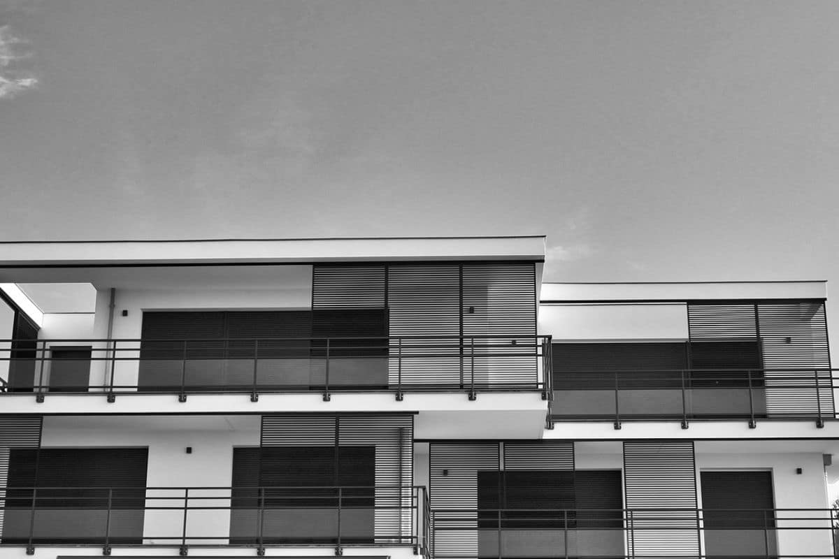 Nouveaux matériaux de couverture innovants : options durables, matériaux recyclés, solutions auto‑nettoyantes et intégration de technologies solaires pour une toiture moderne et performante.