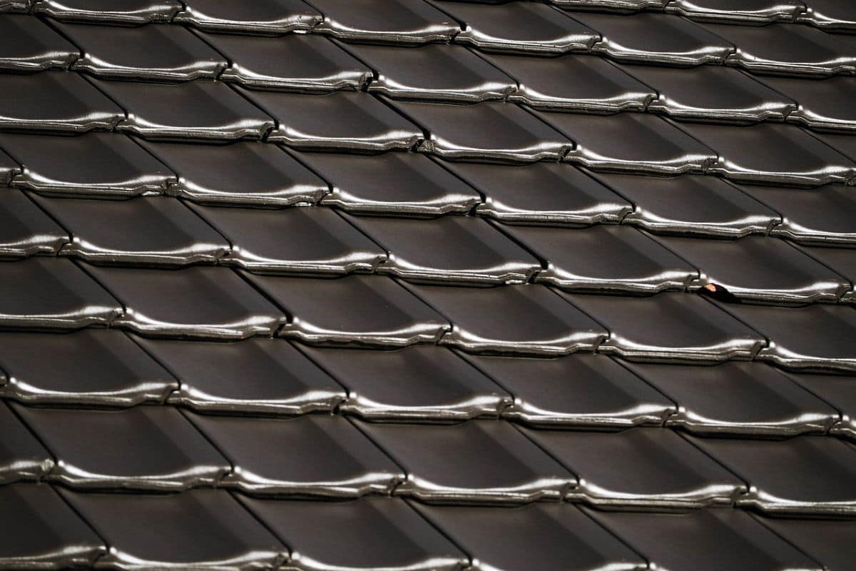 Toiture métallique moderne : durabilité, performance énergétique, innovations en isolation et finitions, avec avantages et inconvénients pour votre projet de couverture.