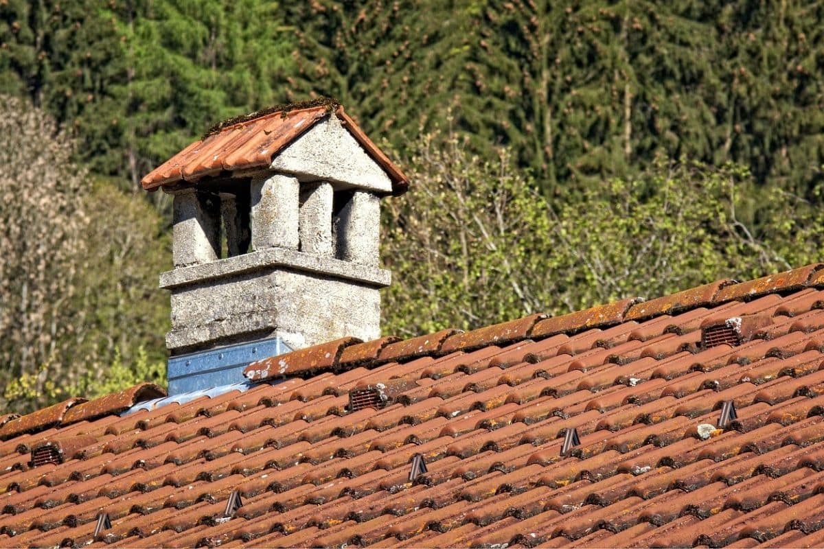 Tuiles en terre cuite sur une toiture traditionnelle : matériau durable avec excellente résistance aux intempéries et esthétique intemporelle.