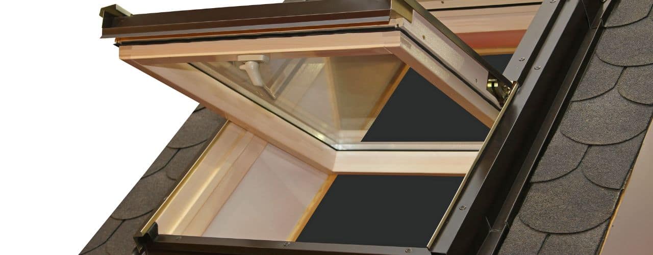 Création d’une ouverture dans le toit : installation de fenêtres de toit ou lucarnes pour apporter lumière naturelle, ventilation efficace et confort sous les combles.