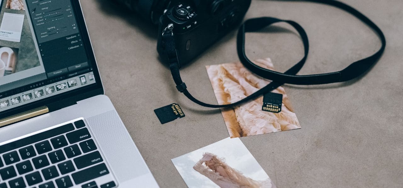 Photographe corrigeant des erreurs fréquentes lors de la retouche d’une image