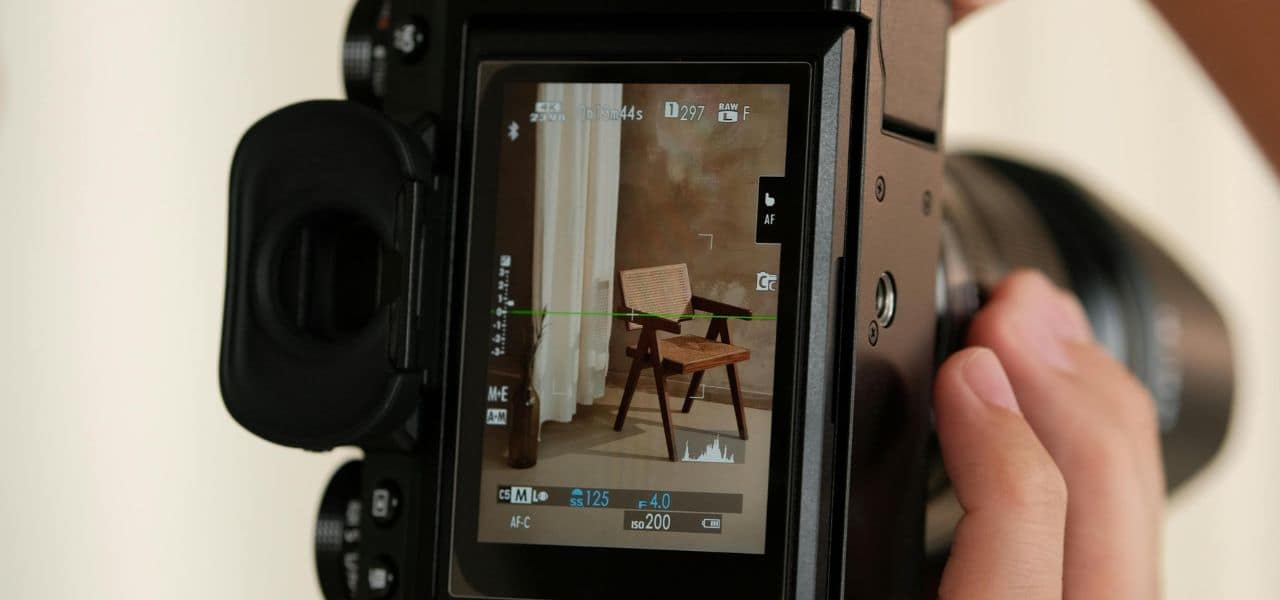 Photographe débutant appliquant des techniques fondamentales de prise de vue