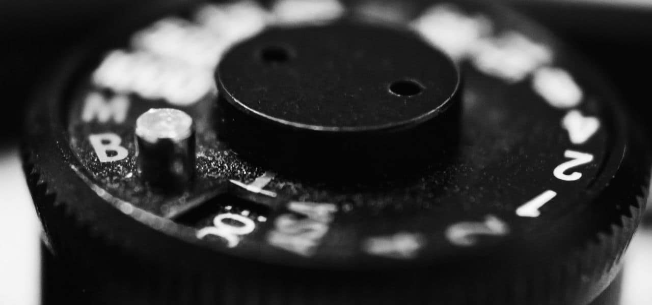 Photographe nettoyant et protégeant son appareil photo et ses objectifs
