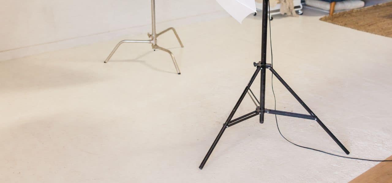 Photographe utilisant différents trépieds pour voyager léger et photographier