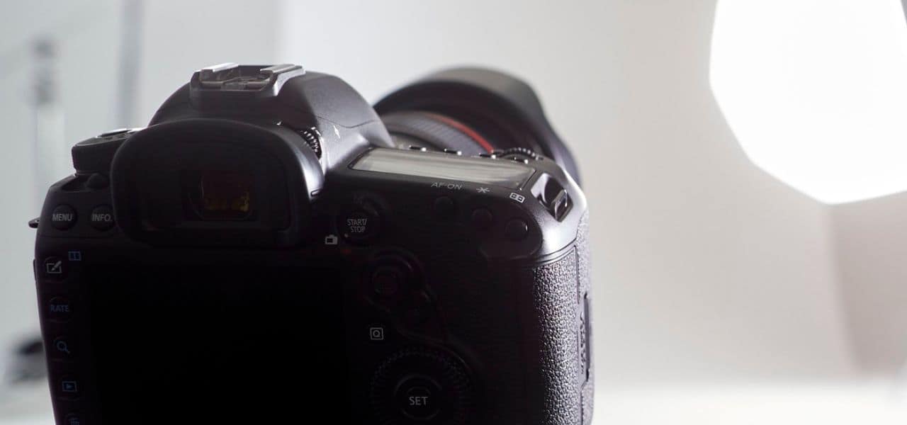 S’inspirer des grands photographes pour progresser Photographe étudiant des portfolios pour développer sa créativité