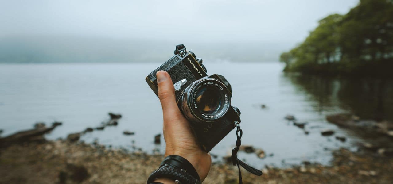 Techniques innovantes pour des clichés originaux Photographe expérimentant des techniques créatives pour des photos uniques