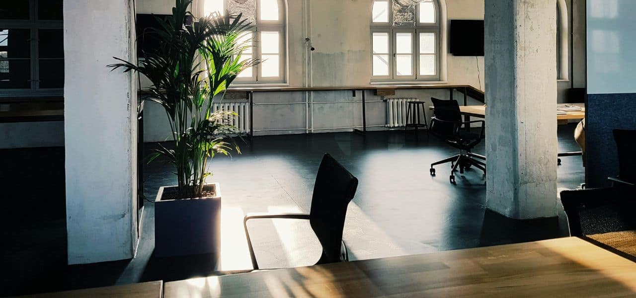 Nettoyage professionnel de bureaux dans le Val‑d’Oise : entretien des espaces de travail, désinfection des surfaces, sols et zones de contact pour un environnement sain.