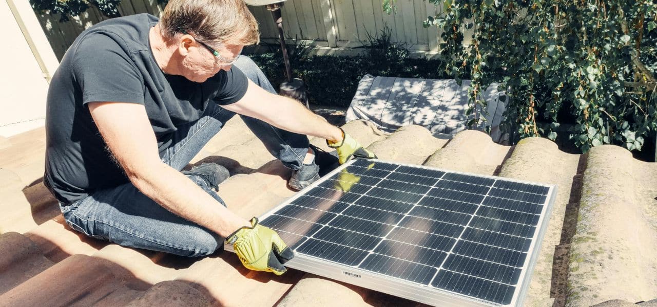 Solutions d’autonomie énergétique avec panneaux solaires sur toiture en Charente‑Maritime : produire et stocker votre propre électricité pour réduire la dépendance au réseau.
