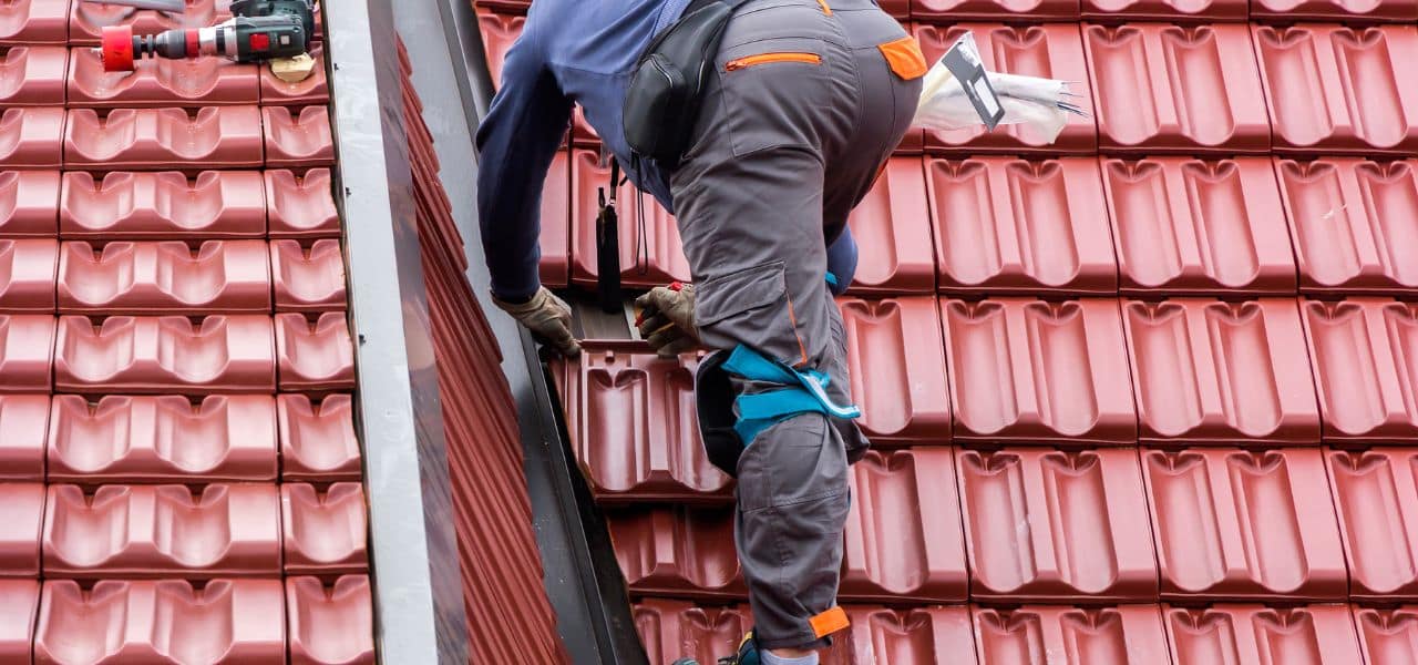 Artisan couvreur en Seine‑et‑Marne : travaux de toiture, rénovation, entretien et nettoyage pour une couverture durable et étanche.