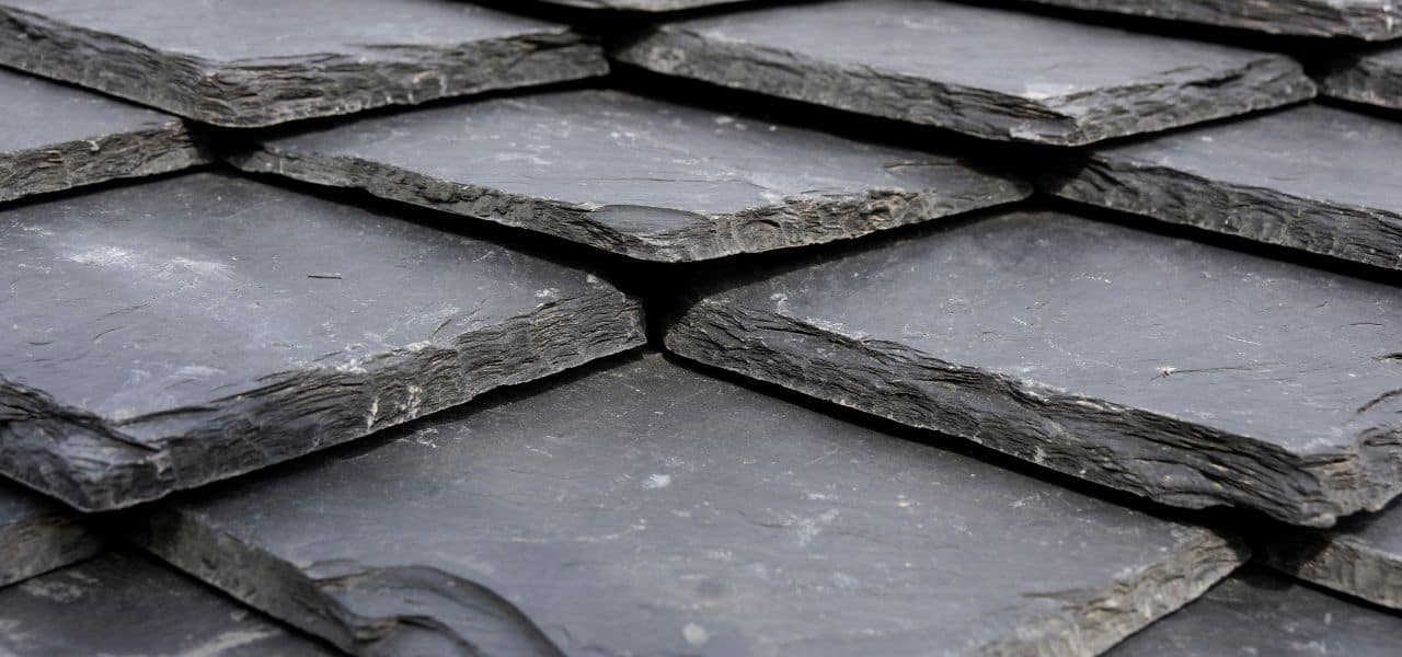 Rénovation et entretien d’une toiture en ardoise naturelle : nettoyage des mousses, réparation des ardoises fissurées et maintien d’une couverture durable et étanche.