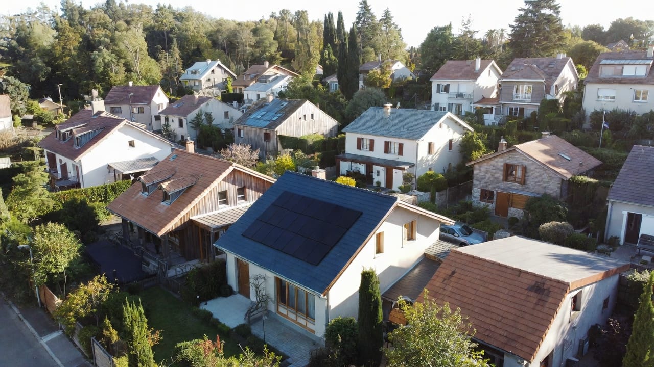 Illustration d’une toiture en rénovation dans le Val‑d’Oise montrant des couvreurs professionnels travaillant sur la couverture et l’isolation