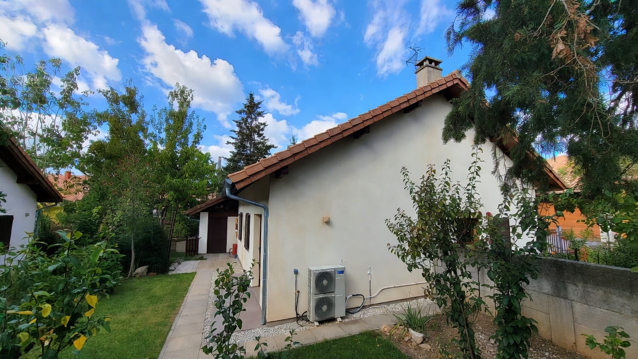 Illustration d’une installation de pompe à chaleur dans le Tarn‑et‑Garonne montrant un technicien posant un système de chauffage thermodynamique