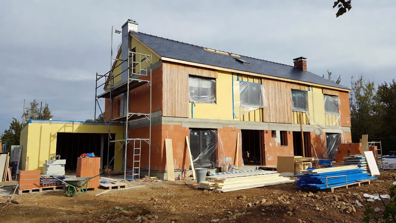 Illustration de travaux d’isolation thermique à Saumur montrant la pose d’isolants sur les murs ou combles pour améliorer confort et performance énergétique