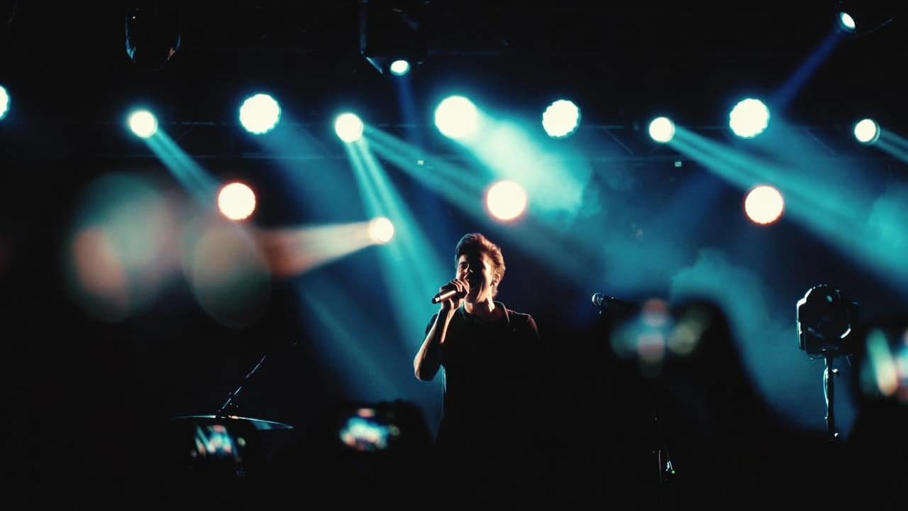 Photographe amateur capturant l’énergie d’un concert sans matériel professionnel