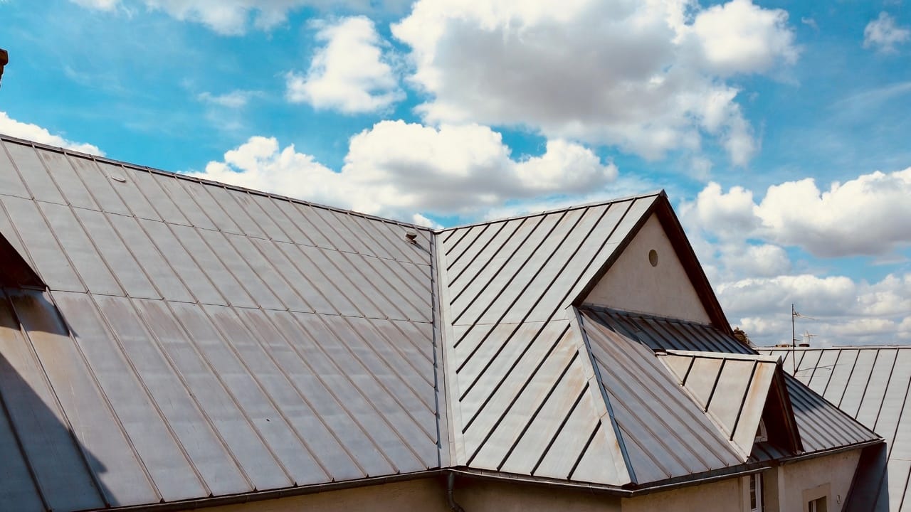 Lire la suite à propos de l’article Travaux de zinguerie Blanquefort : protéger et sublimer votre toiture avec un savoir-faire artisanal