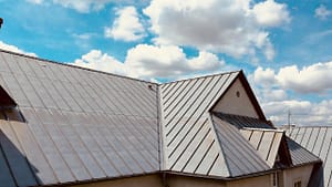 Lire la suite à propos de l’article Travaux de zinguerie Blanquefort : protéger et sublimer votre toiture avec un savoir-faire artisanal