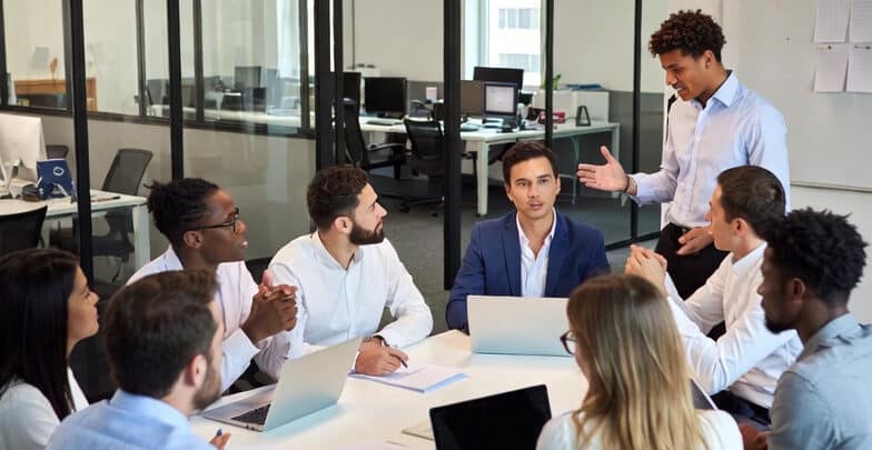 L’importance cruciale de la communication interne pour la réussite de l’entreprise Réunion d’équipe illustrant une communication interne efficace